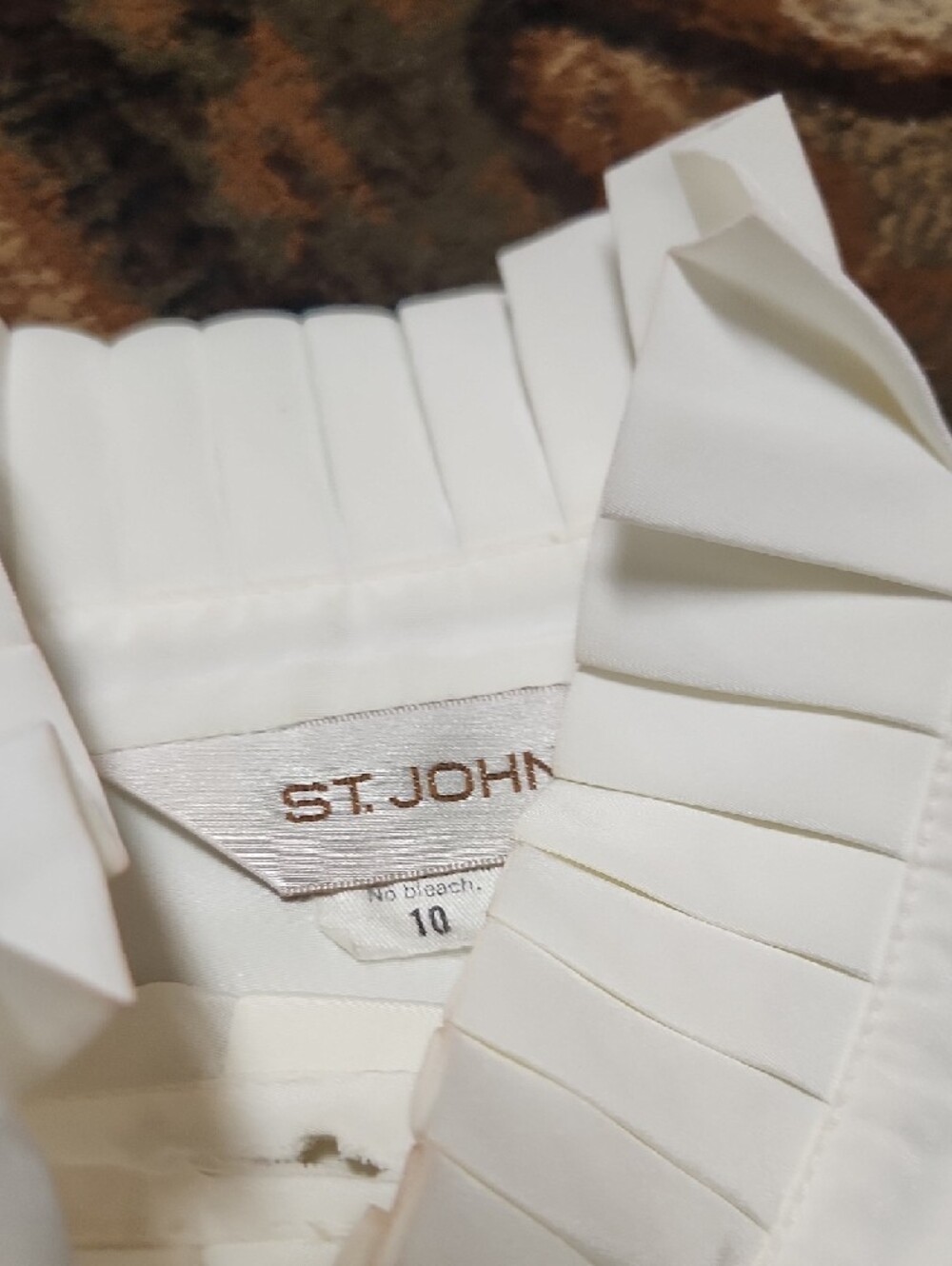 St. John White Pleated-Cuff Button-Down Shirt - Picture 9 of 12